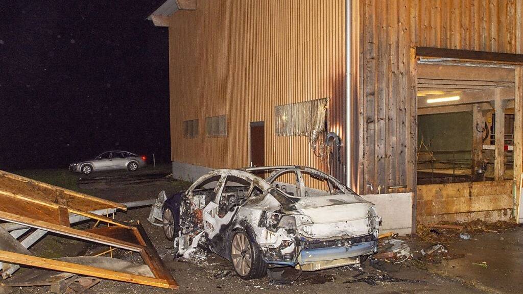 Vom Auto des Betrunkenen blieb in Heldswil nur das ausgebrannte Wrack.