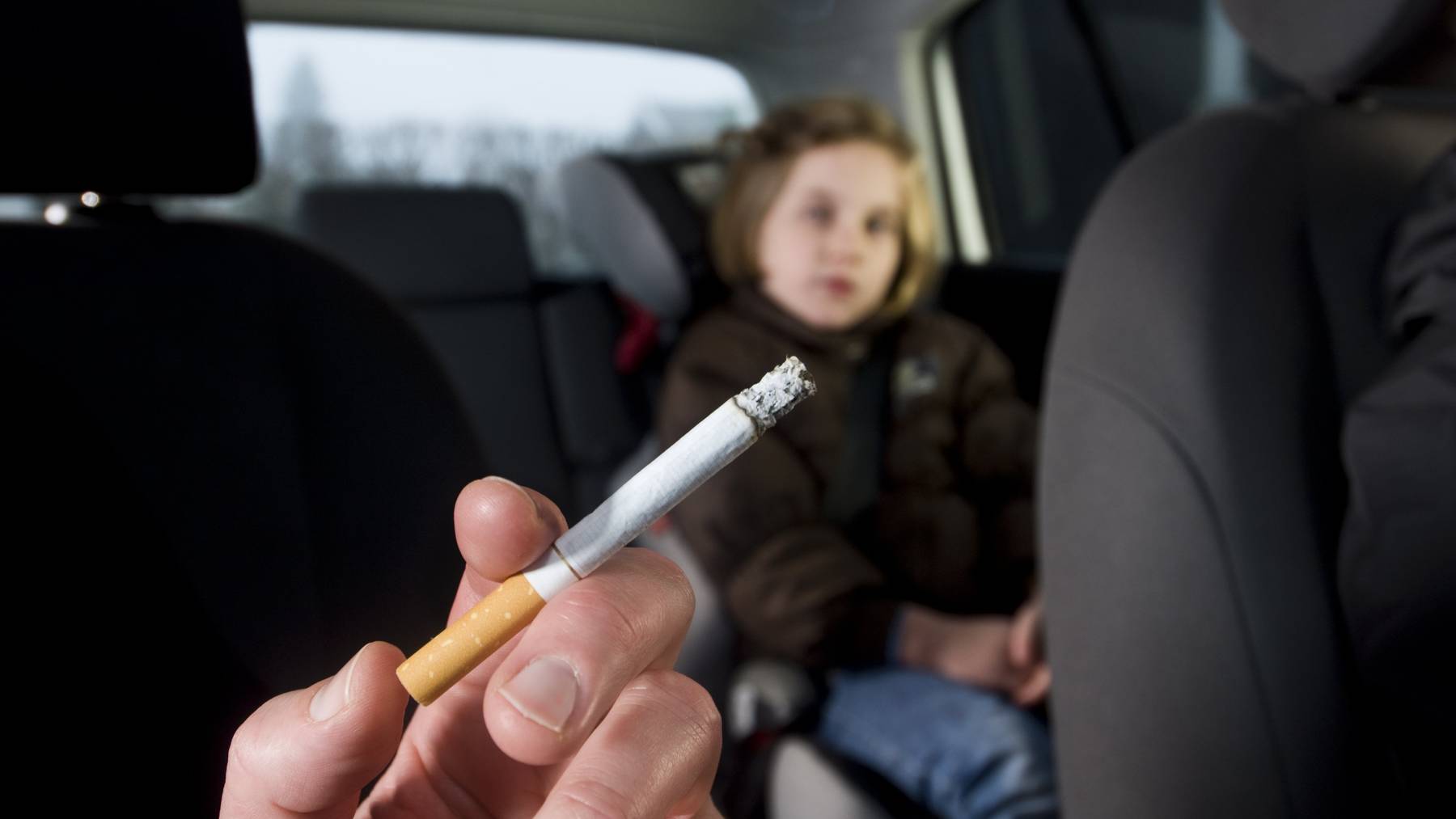 Ab dem 1. Juni wird das Rauchen in Autos wenn Kinder oder Jugendliche dabei sind gestraft.