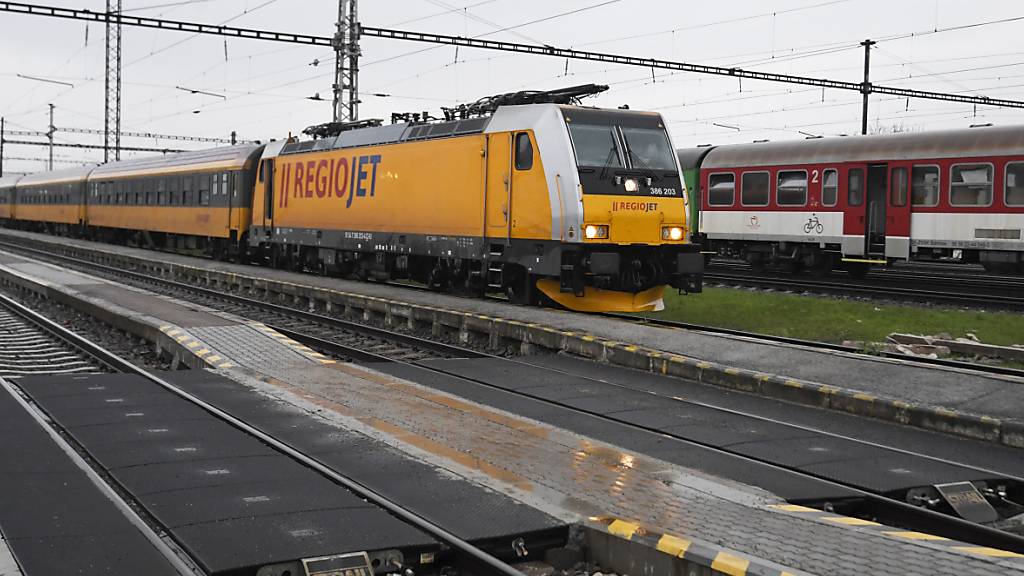 ARCHIV - Ein Regiojet-Zug steht am Bahnsteig auf der neuen Zugverbindung von Prag über Kosice nach Tschop in die Ukraine, der täglich fahren soll. Foto: Frantiöek Iv·n/TASR/dpa