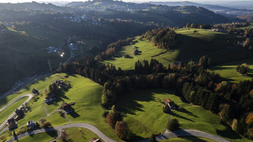 Im Kanton Appenzell Ausserrhoden sind sämtliche Feuer im Freien bis auf Weiteres untersagt: Blick von Wald nach Trogen und Speicher.