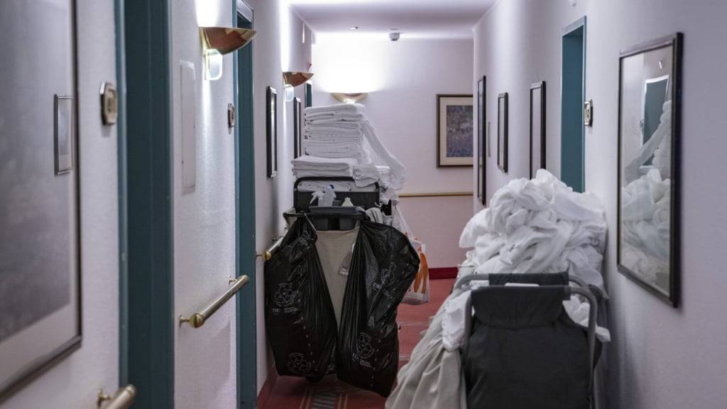 Roomservice-Wagen in einem Gang im Hotel Monopol in der Stadt Luzern. (Archivbild)