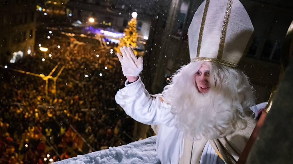 Sankt Nikolaus, hier beim Beginn seiner Rede von der Terrasse der Kathedrale von Freiburg aus, überbrachte eine Friedensbotschaft, ohne dabei Aspekte auszulassen, die mit dem aktuellen Geschehen in der Schweiz zusammenhängen.