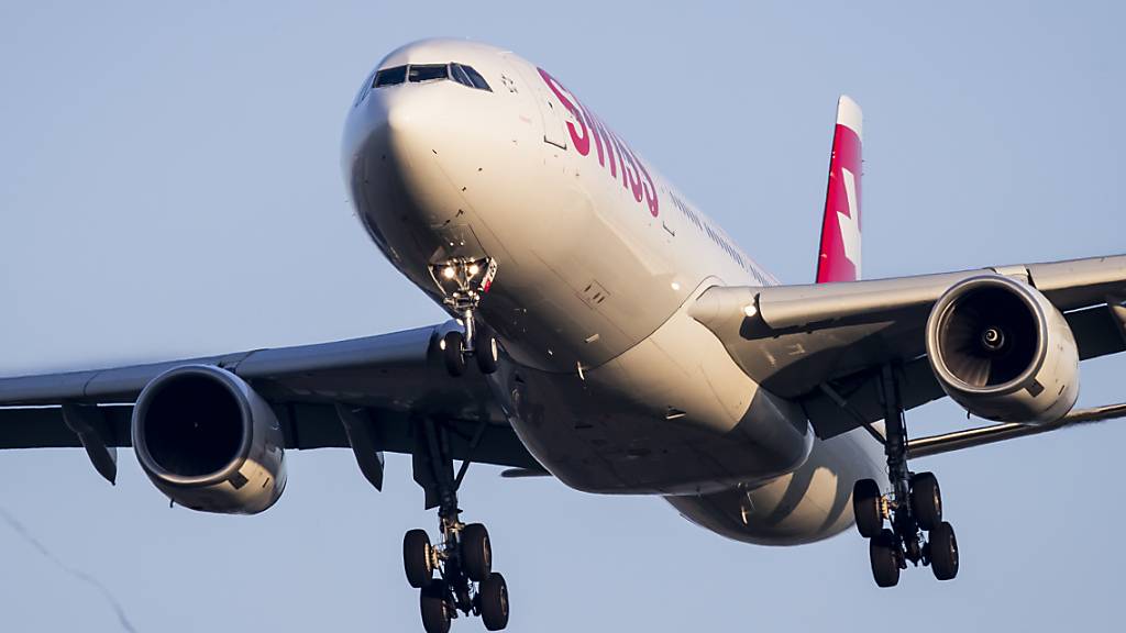 Ein Swiss-Flugzeug beim Landeanflug auf Zürich. (Archivbild)