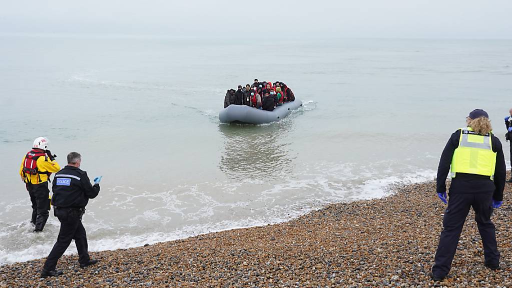 Ein Schlauchboot mit mutmasslichen Migranten kommt am Strand von Dungeness an. Großbritannien will angesichts der Rekordzahl illegaler Migranten härtere Regeln für Asylsuchende einführen. Das geht aus einem Bericht der Zeitung «Telegraph» am Samstag mit Bezug auf die Innenministerin Patel hervor. Foto: Gareth Fuller/PA Wire/dpa