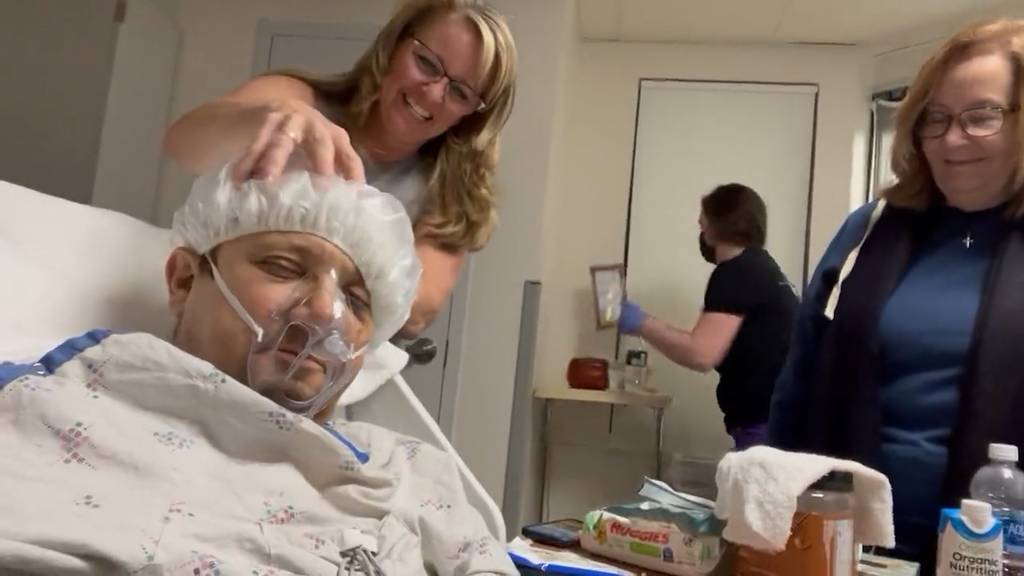 Jeremy Renner scherzt in Video aus Spital