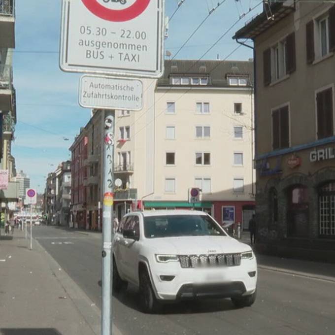 Politiker von Rechts und Links setzen Stadtrat unter Druck