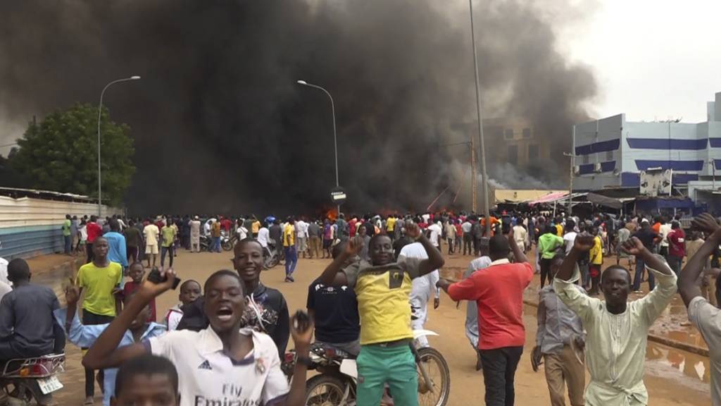 Demonstration in Nigers Hauptstadt Niamey vergangene Woche nach dem Putsch der Präsidialgarde.