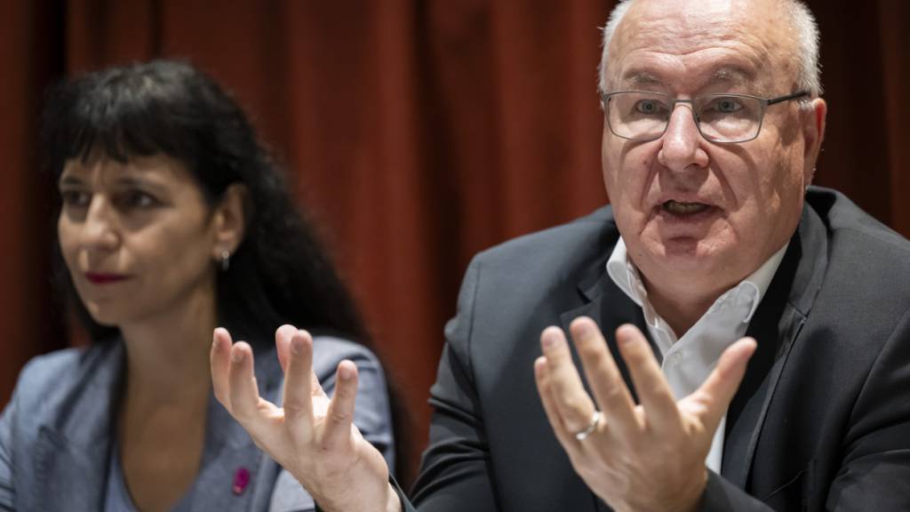 SGB-Präsident Pierre-Yves Maillard und  Unia-Präsidentin Vania Alleva an der Medienkonferenz vom vergangenen Jahr. (Archivbild)