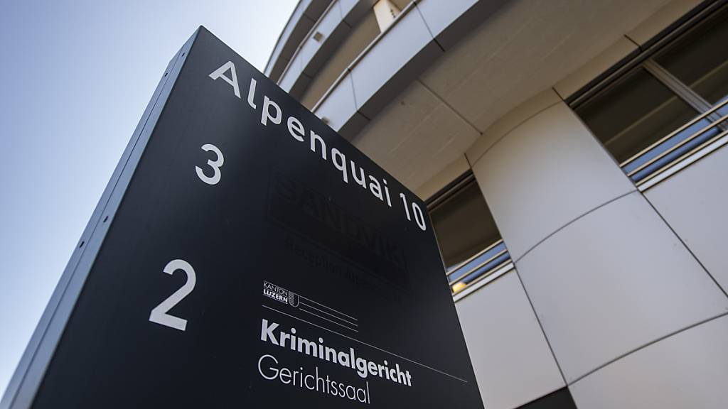 Am Kriminalgericht in Luzern muss sich ein Retner wegen Betrugs verantworten. (Symbolbild)