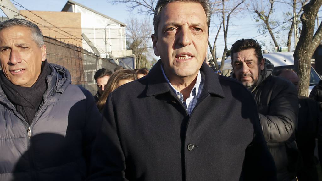 Sergio Massa, Wirtschaftsminister von Argentinien und Präsidentschaftskandidat der Regierungspartei, kommt zur Stimmabgabe während der Vorwahlen. Rund zwei Monate vor der Präsidentenwahl haben die Argentinier über die Kandidaten für die Hauptrunde abgestimmt. Die Vorwahlen galten auch als Stimmungstest für die Präsidentenwahl am 22. Oktober 2023. Foto: Daniel Jayo/AP/dpa