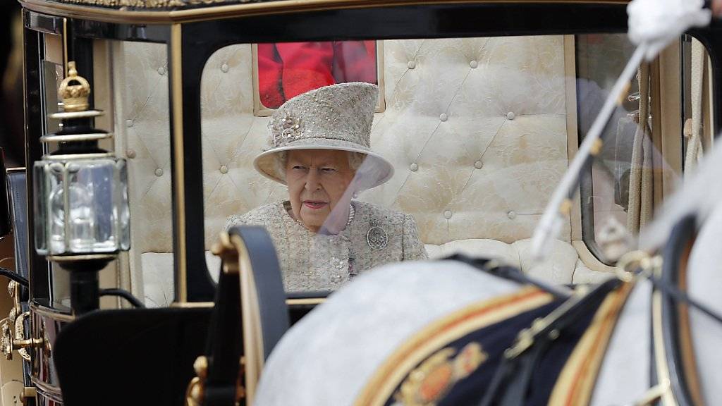 Die britische Königin Elizabeth II. hat am Samstag in London ihren 93. Geburtstag mit der Militärparade «Trooping the Colour» gefeiert.