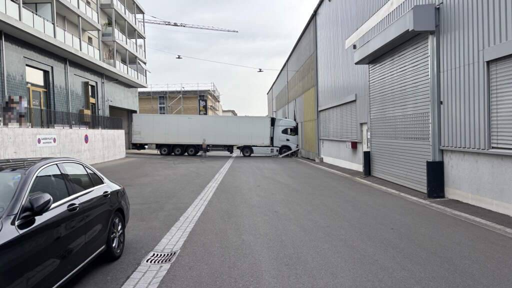 Ein Lastwagen ist in Uzwil SG in die Wand einer Lagerhalle gefahren. Es entstand erheblicher Sachschaden.