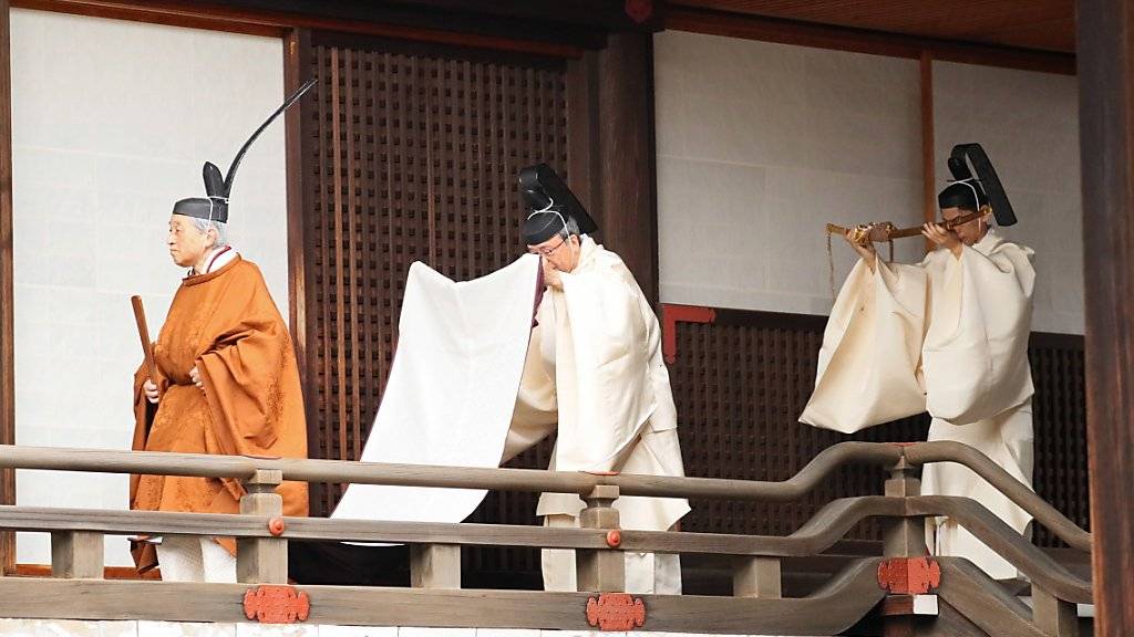 Mit einer Reihe von Ritualen hat Japans Kaiser Akihito bekleidet mit einer traditionellen goldbraunen Robe und schwarzer Kopfbedeckung am Dienstag seinen Rücktritt eingeleitet.