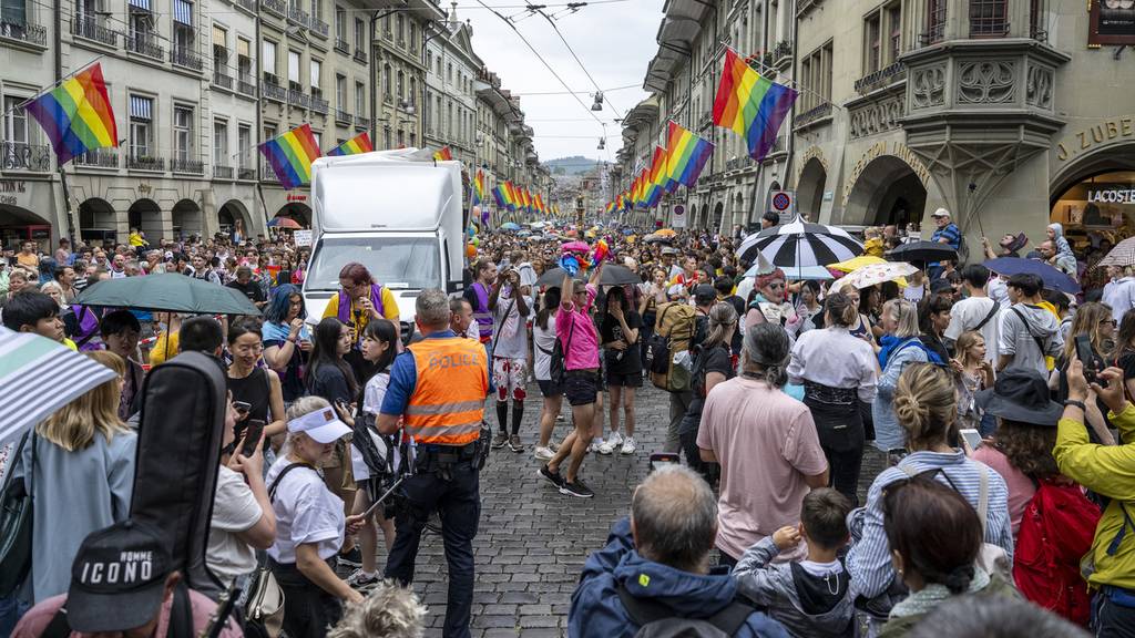 Bei der Pride 2023 kamen über 10'000 Menschen trotz Regenwetter nach Bern.