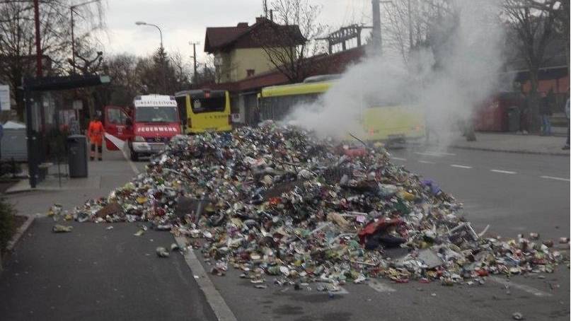 Die Feuerwehr kam zum Einsatz, wegen dem brennenden Abfallhaufen in der Bahnhofstrasse in Götzis.