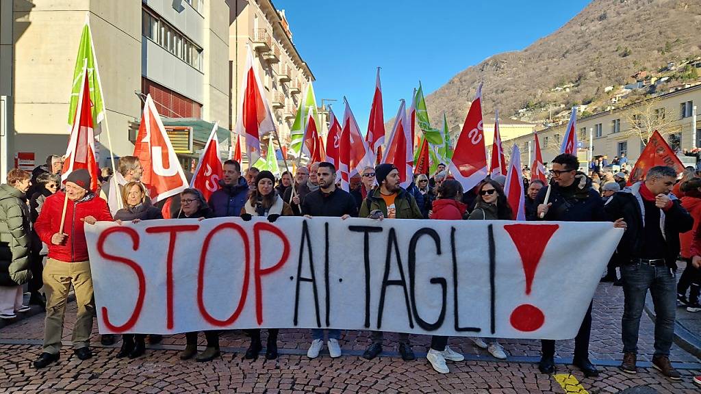 In Bellinzona TI gingen am Samstag mehrere Tausend Menschen auf die Strasse, um gegen die Sparpolitik der Kantonsregierung zu protestieren.