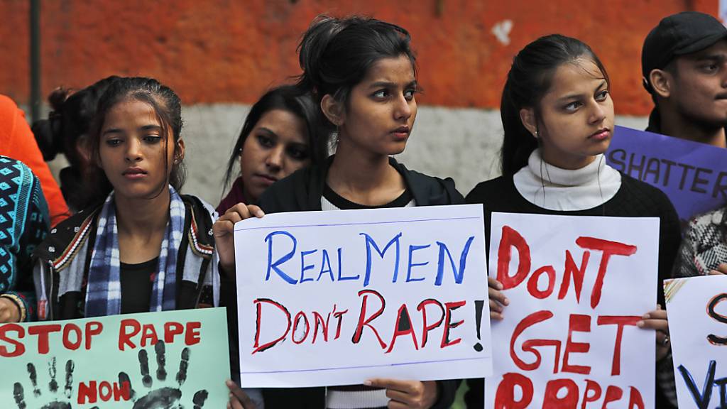 In mehreren indischen Städten haben hunderte Menschen für die Rechte von Frauen demonstriert. Anlass war die Gruppenvergewaltigung und Tötung einer jungen Tierärztin in Hyderabad.
