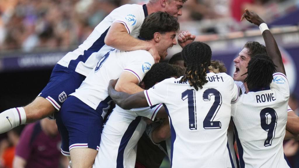 Die Spieler von England freuen sich über Gewinn der U21-EM