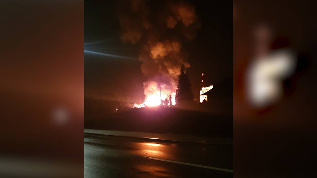 In Vollbrand: Lagerhalle einer Schreinerei in Schönbühl (BE) abgebrannt