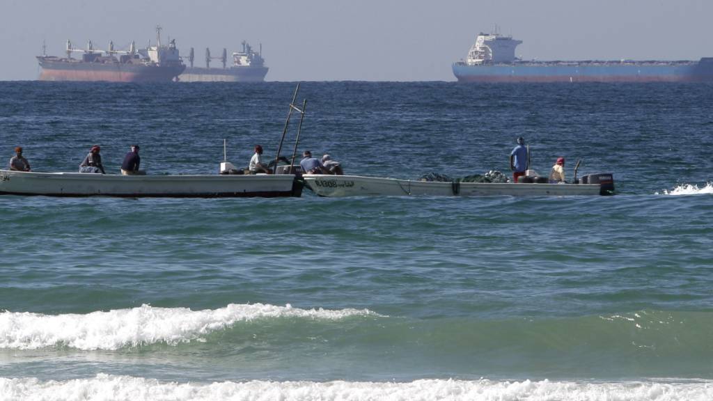 ARCHIV - Fischerboote vor Öltankern südlich der Straße von Hormus. Foto: Kamran Jebreili/AP/dpa/Symbolbild