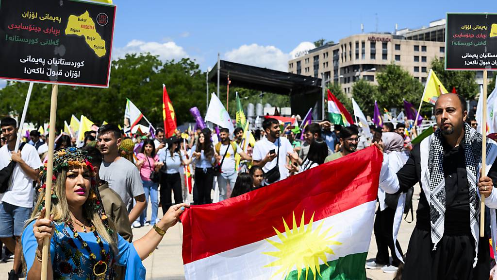 Tausende Kurden marschieren am Samstagnachmittag in Lausanne.