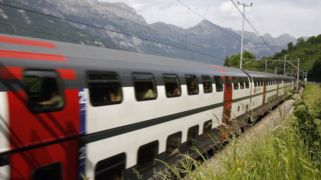 Ein Zugpassagier beleidigte im Schnellzug von Chur nach Zürich eine Zugbegleiterin rassistisch. (Archivbild)