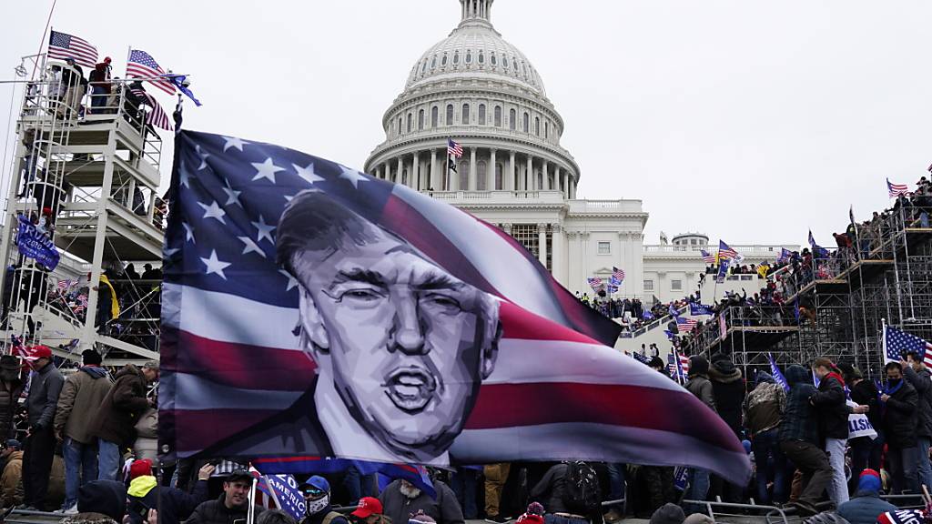 Anhänger des abgewählten Präsidenten Donald Trump stürmten am 6. Januar 2021 das Kapitol, da sie das Wahlergebnis nicht akzeptierten. Der Ausschuss, der den Angriff auf das Kapitol untersucht, hat nun auch Trumps Anwalt Rudolf Giuliani einbestellt.
