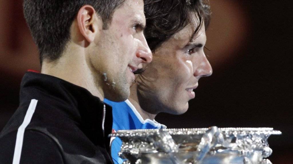 Erschöpft nach einem epischen Duell: 2012 gewann Novak Djokovic (li.) am Australian Open gegen Rafael Nadal den längsten Grand-Slam-Final der Geschichte