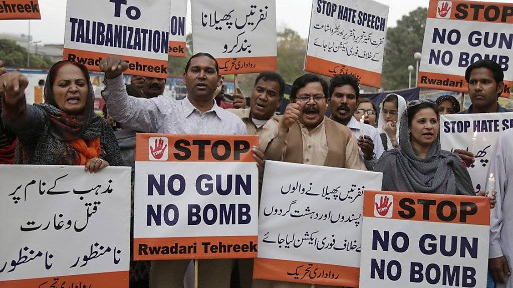 Proteste gegen den Selbstmordanschlag in Lahore.