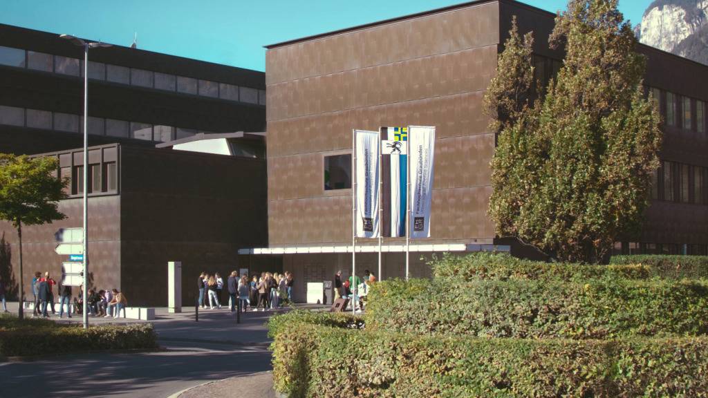 Die Schülerinnen und Schüler der Fachhochschule Graubünden tun sich bei der Wohnungssuche schwer.