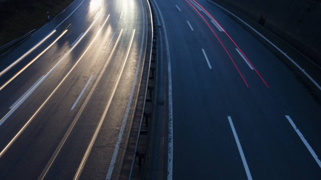Auf einer Strecke von 11 Kilometern fuhr ein ehemaliger Chauffeur auf der falschen Seite der A3. Als Grund dafür gab er an, dass er Bauchschmerzen gehabt habe. Am Dienstag steht er vor Gericht. (Symbolbild)