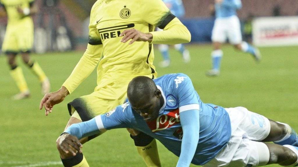 Kalidou Koulibaly (rechts) und Napoli geraten gegen Inter mit Miranda ins Straucheln