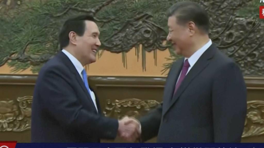 HANDOUT - In diesem Bild aus einem Video des taiwanesischen Fernsehsenders TVBS trifft sich  Xi Jinping (r), Präsident von China, mit dem  Ma Ying-jeou, ehemaliger Präsident von Taiwan. Foto: Anonymous/TVBS via AP/dpa - ACHTUNG: Nur zur redaktionellen Verwendung im Zusammenhang mit der aktuellen Berichterstattung und nur mit vollständiger Nennung des vorstehenden Credits