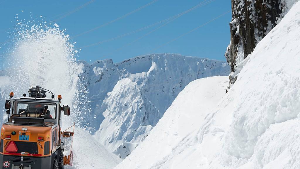 Die Schneeräumungsarbeiten auf dem Gotthardpass konnten noch nicht abgeschlossen werden, die Strasse bleibt noch zu. (Archivbild)