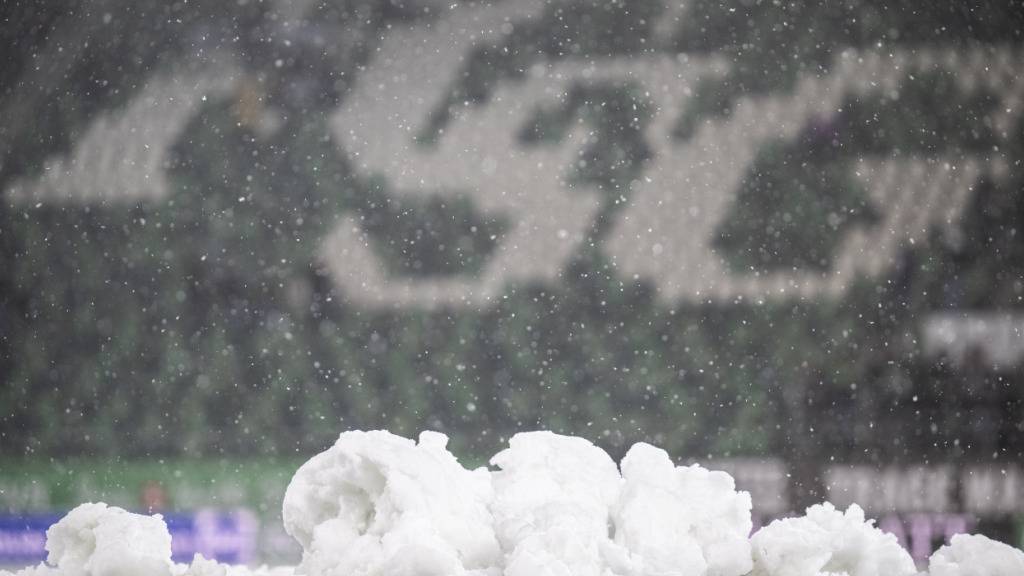 Schnee verhinderte am Samstag die Partie zwischen dem St. Gallen und Lugano im Kybunpark