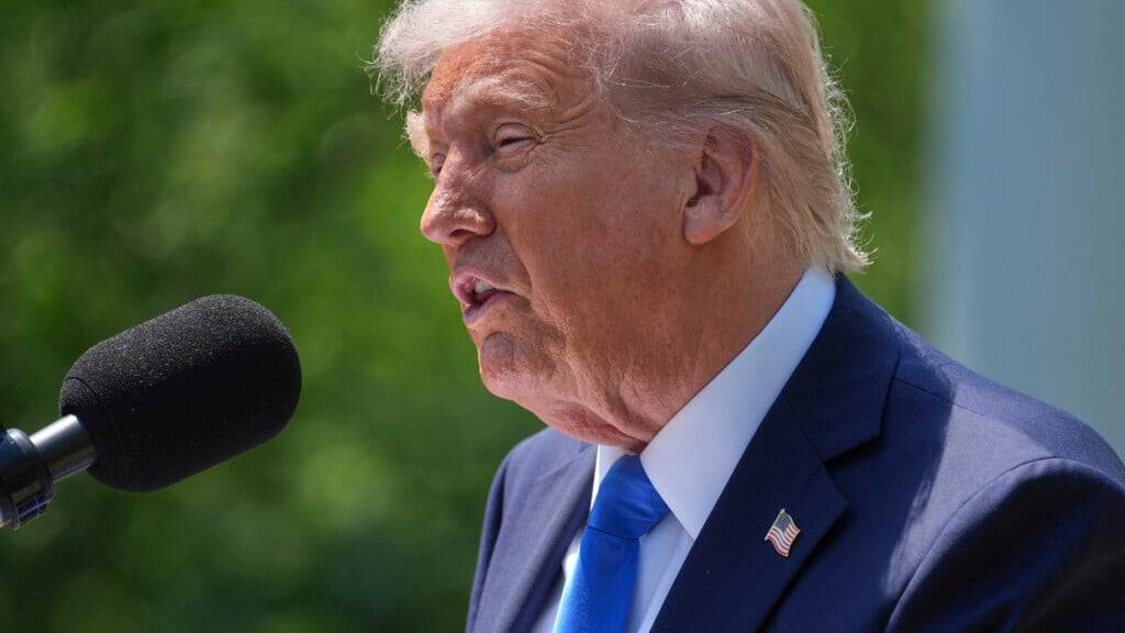US-Präsident Donald Trump spricht im Rosengarten des Weißen Hauses. Foto: Evan Vucci/AP/dpa