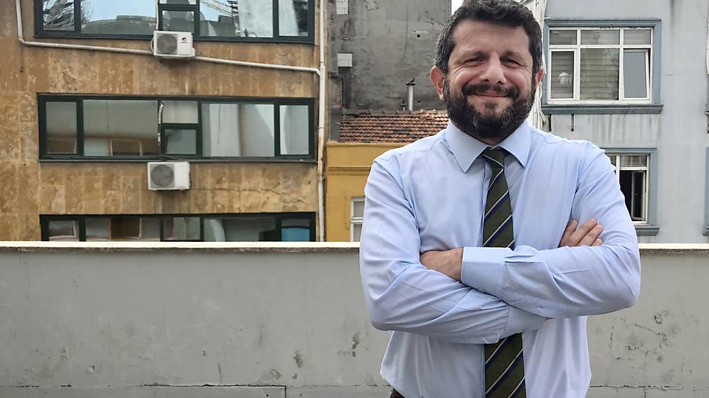 ARCHIV - Dem inhaftierten türkischen Menschenrechtsanwalt Can Atalay ist das Mandat im Parlament entzogen worden. Atalay, bislang Abgeordneter der Provinz Hatay, verlor am Dienstag aufgrund eines rechtskräftigen Urteils sein Mandat. Foto: Mirjam Schmitt/dpa