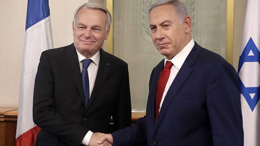 Frankreichs Aussenminister Ayrault (links) versuchte dem Israelischen Premierminister Netanjahu in Jerusalem die französische Friedensinitiative schmackhaft zu machen. Netanjahu blockt aber ab.