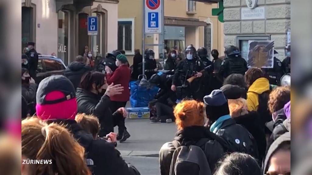 Biss in die Hand: Deswegen schlug der Polizist an der Frauendemo zu