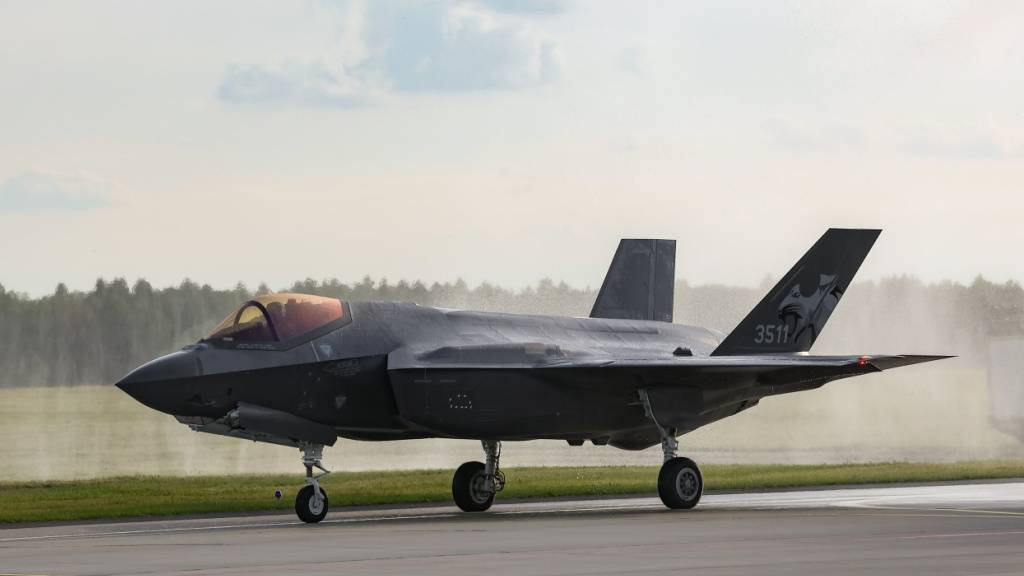 Die ersten F-35-Kampfflugzeuge werden ab Mitte 2028 in Payerne VD erwartet. In Meiringen BE soll es ab 2030 so weit sein, zwei Jahre später dann auch in Emmen LU. Wo die Lärmgrenze wegen der lauten Luftgeschwader überschritten wird, muss der Bund zusätzliche Schutzmassnahmen treffen. (Archivbild)