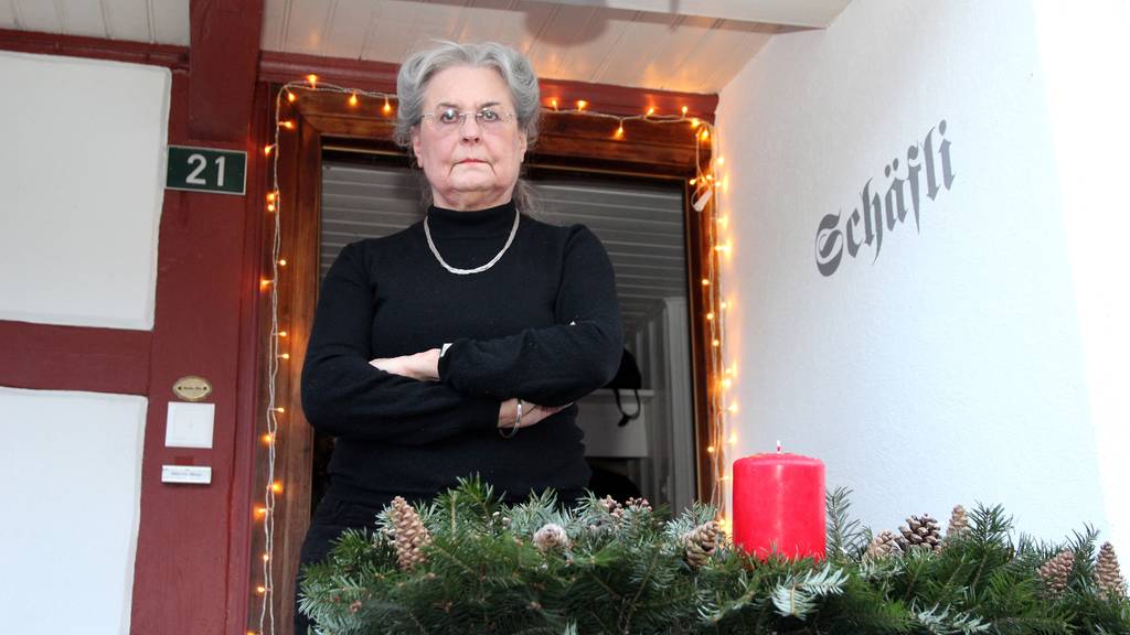 Heidi Meichtry-Moser ist sauer: Das Paar Winterkinderschuhe, das sie für «2xWeihnachten» gespendet hatte, wird in einem Brockenhaus der Heilsarmee verkauft