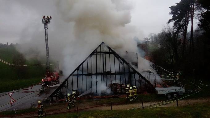 Altes Bauernhaus in Lüterswil komplett zerstört – auch in Pfaffnau brannte es