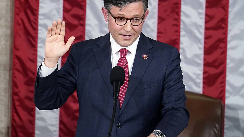 dpatopbilder - Mike Johnson, neu gewählter Vorsitzender des US-Repräsentantenhauses, wird als Vorsitzender des US-Repräsentantenhauses vereidigt. Foto: Alex Brandon/AP/dpa
