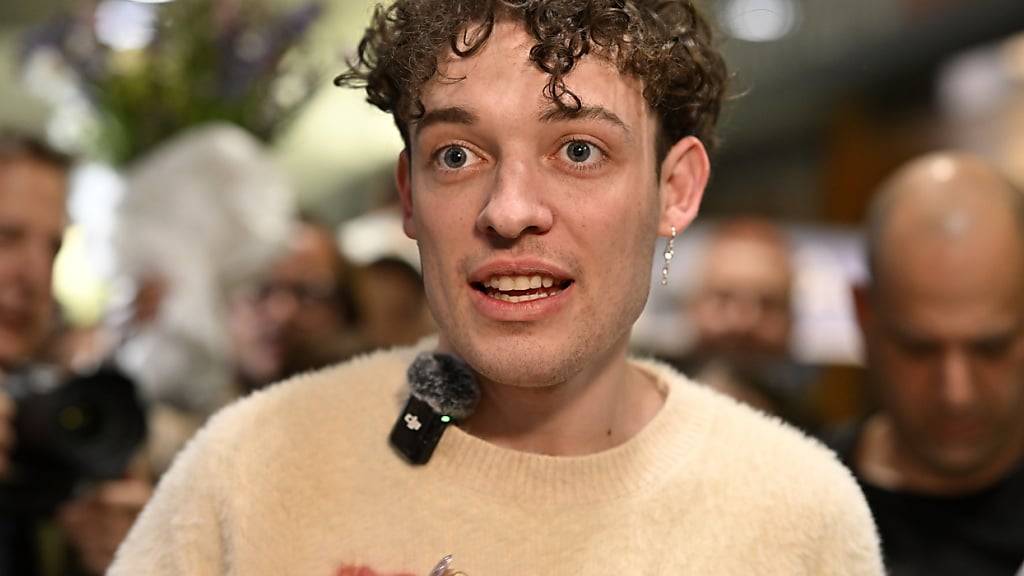 Müde, aber überglücklich: Nemo am Sonntagabend bei der Ankunft am Flughafen Zürich. Die Stadt Zürich prüft aktuell, ob sie sich für die ESC-Austragung 2025 bewerben will. (Archivbild)