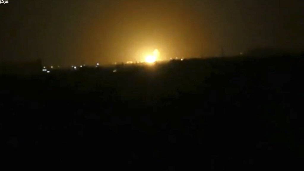 Dieses Bild aus einem Video zeigt die Explosion in der Nähe des Flughafens von Damaskus.