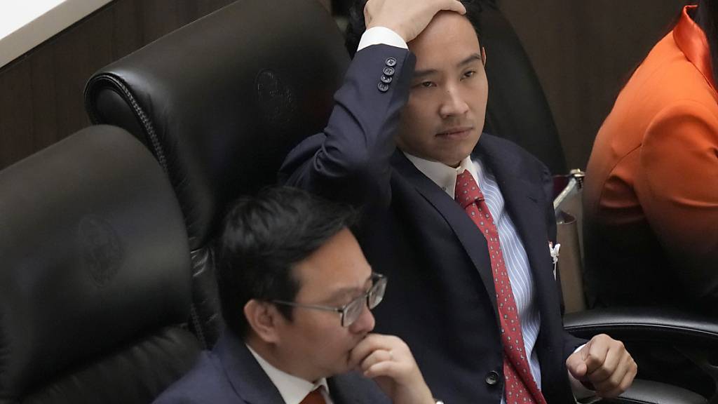 Pita Limjaroenrat, Vorsitzender der Move Forward Party und Spitzenkandidat bei den Parlamentswahlen im Mai, reagiert während der Stimmenauszählung im Parlament. Nach seiner Schlappe bei der ersten Abstimmung über den künftigen Regierungschef Thailands ist der pro-demokratische Spitzenkandidat Pita Limjaroenrat zuversichtlich, beim nächsten Votum doch noch eine Mehrheit hinter sich zu bringen. Foto: Sakchai Lalit/AP/dpa