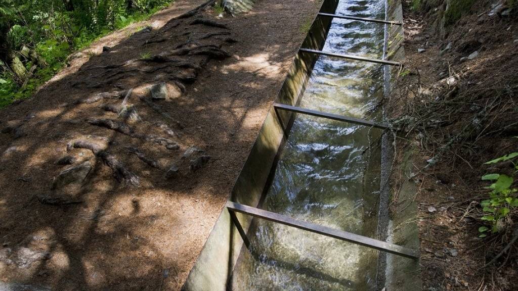 Bei einer Wanderung entlang einer Suone im Wallis stürzte eine Niederländerin mehrere Meter in die Tiefe. (Symbolbild)