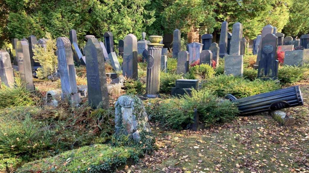 Unbekannte Täter haben in der Nacht auf Sonntag auf dem Neuen Jüdischen Friedhof in St. Gallen Grabsteine umgestossen.