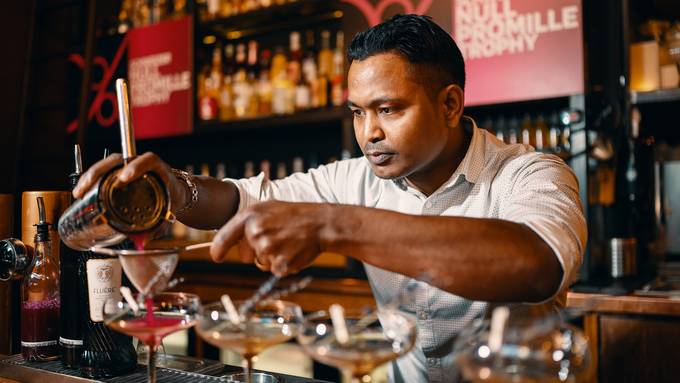 Bürgenstock Barkeeper mixt den besten alkoholfreien Cocktail