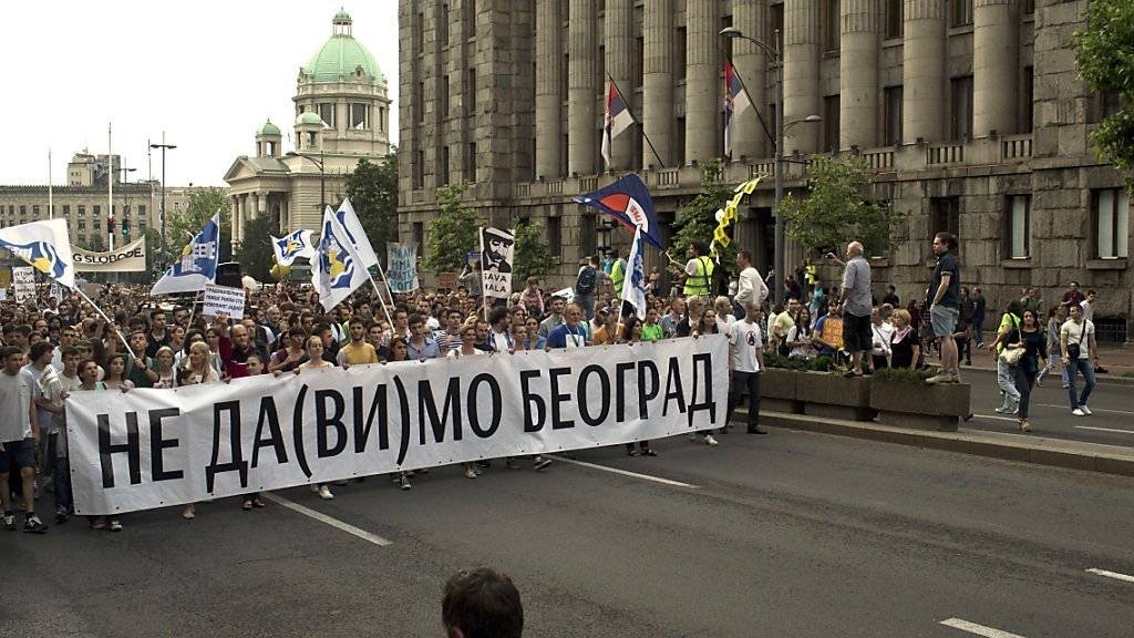 Erneut haben in Belgrad Tausende gegen ein Stadtentwicklungsprojekt protestiert.